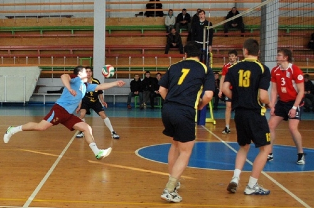 Skaistu spēli savās mājās līdzjutējiem rādīja volejbola klubs «Rundāle-Bauska», kas 6. februārī sporta namā «Mēmele» pārspēja «Kuldīgas NSS» komandu ar 3:2.
«Rundāle-Bauska» turpina cīnīties par astoto vietu Latvijas volejbola 1. līgas...
Autors: Uldis Varnevičs