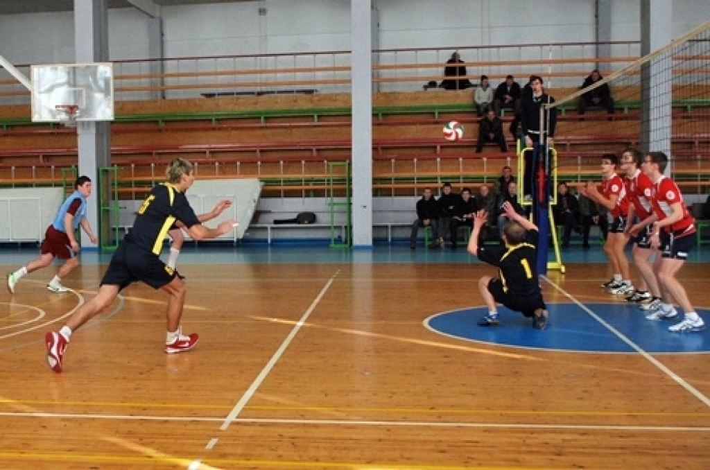 Skaistu spēli savās mājās līdzjutējiem rādīja volejbola klubs «Rundāle-Bauska», kas 6. februārī sporta namā «Mēmele» pārspēja «Kuldīgas NSS» komandu ar 3:2.
«Rundāle-Bauska» turpina cīnīties par astoto vietu Latvijas volejbola 1. līgas...
Autors: Uldis Varnevičs