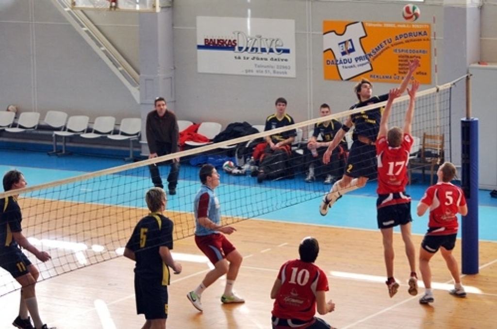 Skaistu spēli savās mājās līdzjutējiem rādīja volejbola klubs «Rundāle-Bauska», kas 6. februārī sporta namā «Mēmele» pārspēja «Kuldīgas NSS» komandu ar 3:2.
«Rundāle-Bauska» turpina cīnīties par astoto vietu Latvijas volejbola 1. līgas...
Autors: Uldis Varnevičs