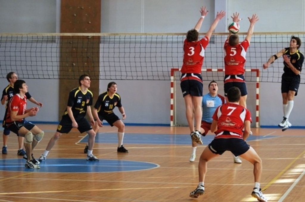 Skaistu spēli savās mājās līdzjutējiem rādīja volejbola klubs «Rundāle-Bauska», kas 6. februārī sporta namā «Mēmele» pārspēja «Kuldīgas NSS» komandu ar 3:2.
«Rundāle-Bauska» turpina cīnīties par astoto vietu Latvijas volejbola 1. līgas...
Autors: Uldis Varnevičs