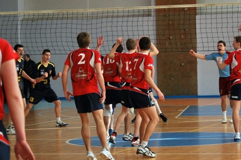 Skaistu spēli savās mājās līdzjutējiem rādīja volejbola klubs «Rundāle-Bauska», kas 6. februārī sporta namā «Mēmele» pārspēja «Kuldīgas NSS» komandu ar 3:2.
«Rundāle-Bauska» turpina cīnīties par astoto vietu Latvijas volejbola 1. līgas...
Autors: Uldis Varnevičs