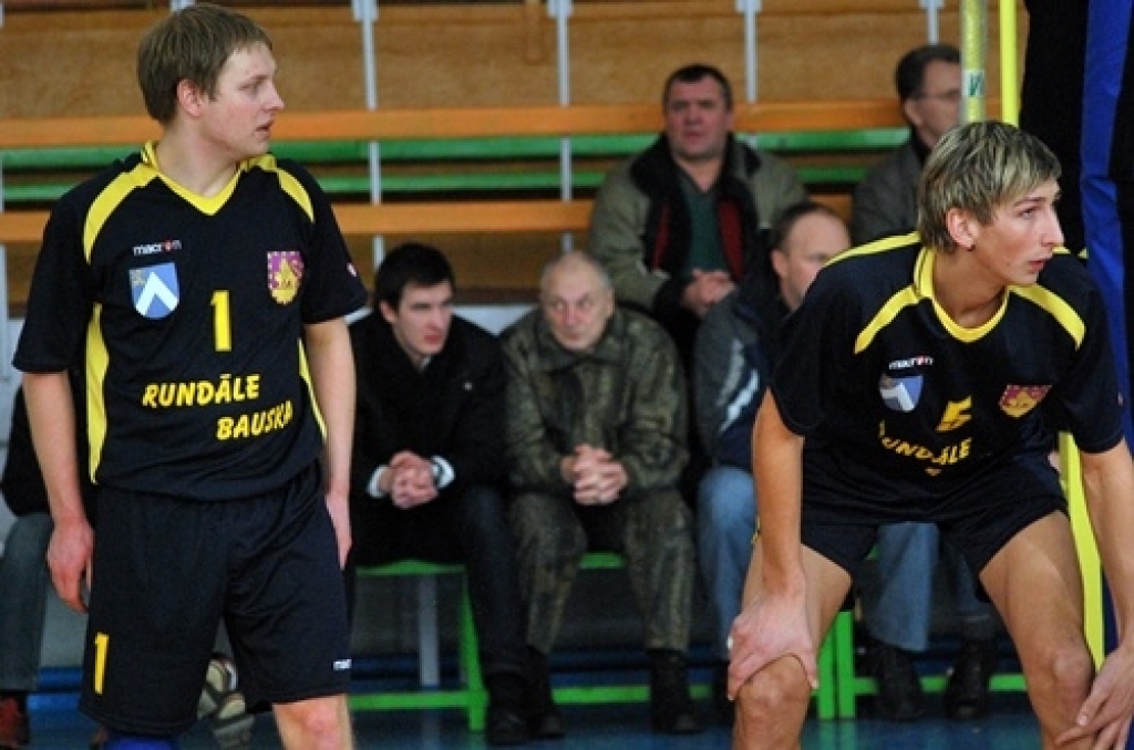 Skaistu spēli savās mājās līdzjutējiem rādīja volejbola klubs «Rundāle-Bauska», kas 6. februārī sporta namā «Mēmele» pārspēja «Kuldīgas NSS» komandu ar 3:2.
«Rundāle-Bauska» turpina cīnīties par astoto vietu Latvijas volejbola 1. līgas...
Autors: Uldis Varnevičs