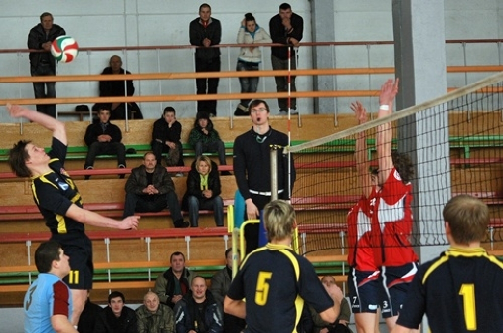 Skaistu spēli savās mājās līdzjutējiem rādīja volejbola klubs «Rundāle-Bauska», kas 6. februārī sporta namā «Mēmele» pārspēja «Kuldīgas NSS» komandu ar 3:2.
«Rundāle-Bauska» turpina cīnīties par astoto vietu Latvijas volejbola 1. līgas...
Autors: Uldis Varnevičs