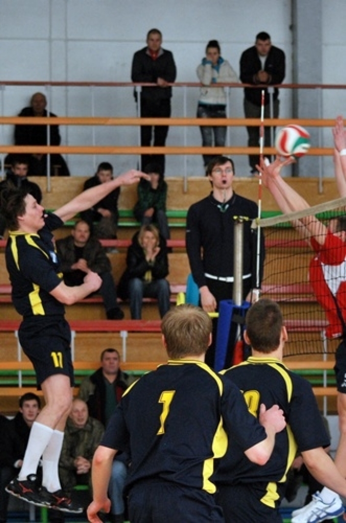 Skaistu spēli savās mājās līdzjutējiem rādīja volejbola klubs «Rundāle-Bauska», kas 6. februārī sporta namā «Mēmele» pārspēja «Kuldīgas NSS» komandu ar 3:2.
«Rundāle-Bauska» turpina cīnīties par astoto vietu Latvijas volejbola 1. līgas...
Autors: Uldis Varnevičs
