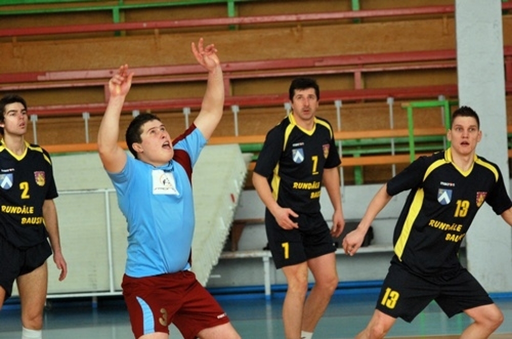 Skaistu spēli savās mājās līdzjutējiem rādīja volejbola klubs «Rundāle-Bauska», kas 6. februārī sporta namā «Mēmele» pārspēja «Kuldīgas NSS» komandu ar 3:2.
«Rundāle-Bauska» turpina cīnīties par astoto vietu Latvijas volejbola 1. līgas...
Autors: Uldis Varnevičs