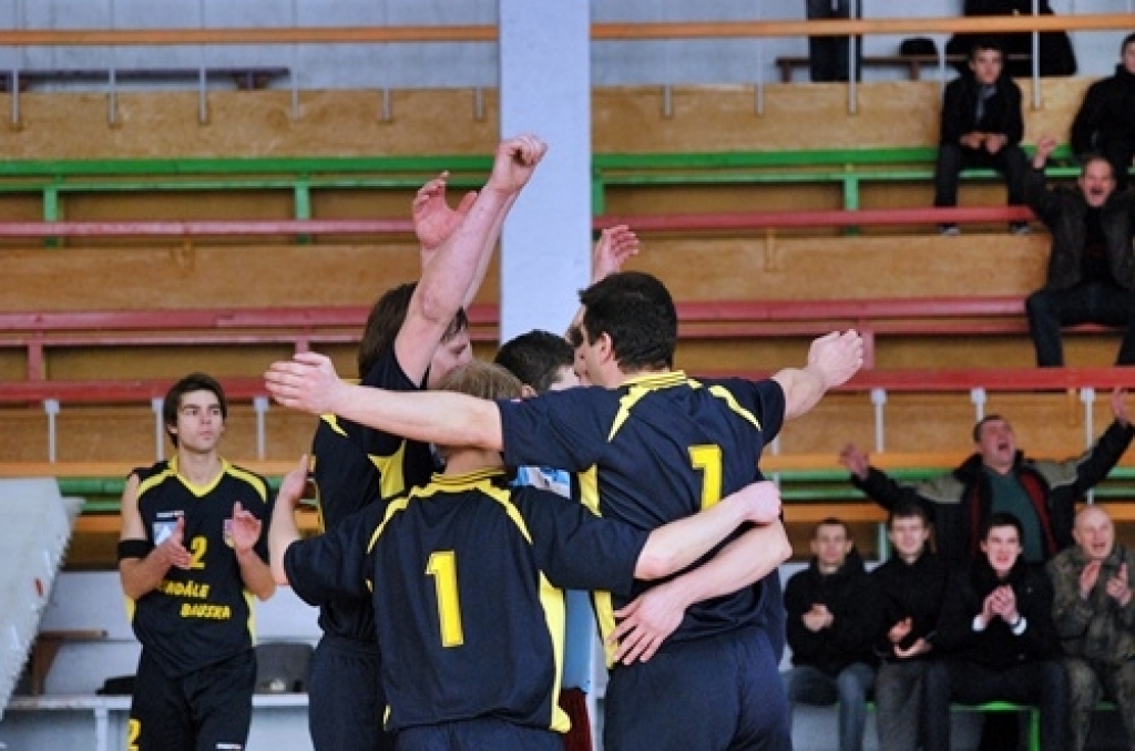 Skaistu spēli savās mājās līdzjutējiem rādīja volejbola klubs «Rundāle-Bauska», kas 6. februārī sporta namā «Mēmele» pārspēja «Kuldīgas NSS» komandu ar 3:2.
«Rundāle-Bauska» turpina cīnīties par astoto vietu Latvijas volejbola 1. līgas...
Autors: Uldis Varnevičs