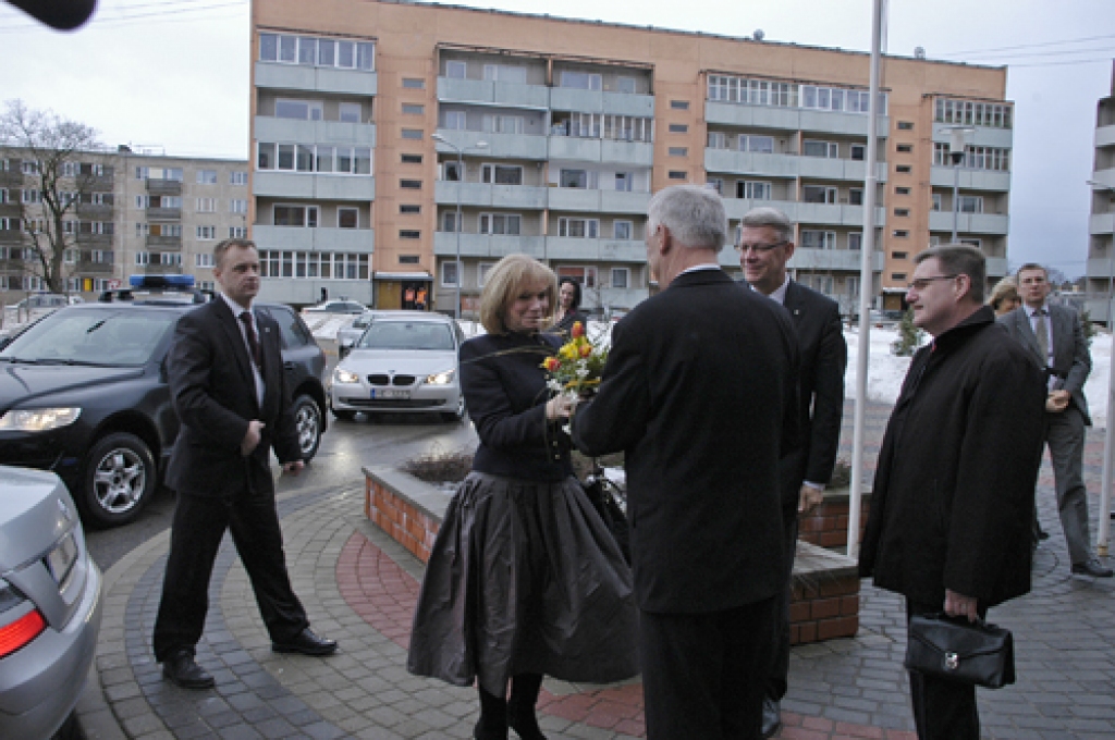 Valsts prezidents Valdis Zatlers ar kundzi Lilitu Zatleri 8. februārī bija vizītē Iecavas novadā. Vizītes laikā Valsts prezidents tikās ar Iecavas novada domes vadību un deputātiem, ar zemniekiem. Viņš apmeklēja arī SIA «Iecavnieks»....
Autors: Ivars Bogdanovs