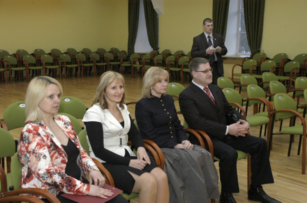 Valsts prezidents Valdis Zatlers ar kundzi Lilitu Zatleri 8. februārī bija vizītē Iecavas novadā. Vizītes laikā Valsts prezidents tikās ar Iecavas novada domes vadību un deputātiem, ar zemniekiem. Viņš apmeklēja arī SIA «Iecavnieks»....
Autors: Ivars Bogdanovs