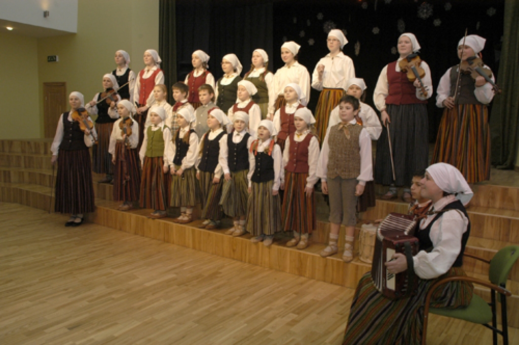 Valsts prezidents Valdis Zatlers ar kundzi Lilitu Zatleri 8. februārī bija vizītē Iecavas novadā. Vizītes laikā Valsts prezidents tikās ar Iecavas novada domes vadību un deputātiem, ar zemniekiem. Viņš apmeklēja arī SIA «Iecavnieks»....
Autors: Ivars Bogdanovs