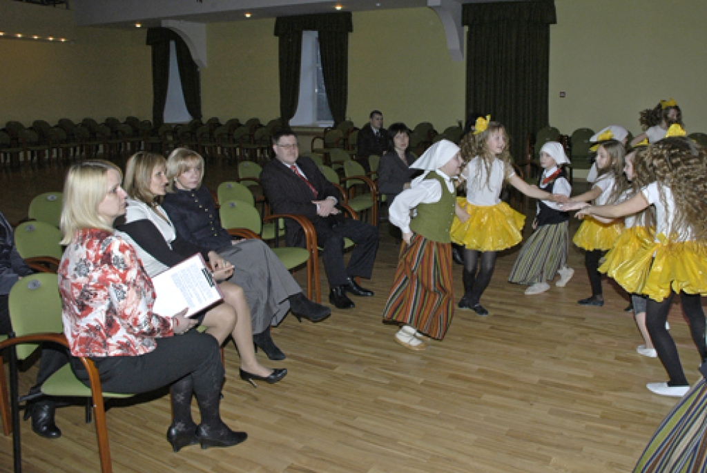 Valsts prezidents Valdis Zatlers ar kundzi Lilitu Zatleri 8. februārī bija vizītē Iecavas novadā. Vizītes laikā Valsts prezidents tikās ar Iecavas novada domes vadību un deputātiem, ar zemniekiem. Viņš apmeklēja arī SIA «Iecavnieks»....
Autors: Ivars Bogdanovs
