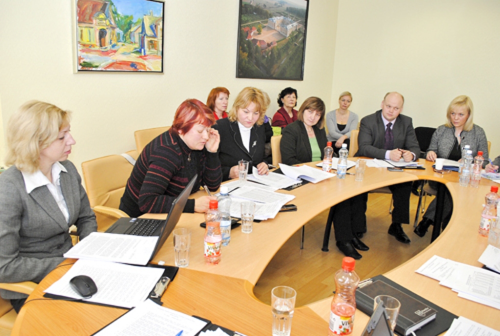 Ar bērnudārza pārņemšanas noteikumiem deputātus vakar, 17. februārī, Rundāles novada domes finanšu un attīstības komitejas sēdē iepazīstināja SOS Bērnu ciematu asociācijas direktore Ilze Paleja (no labās). Diskusijas ilga vairāk nekā divas stundas.
Autors: Juris Iļņickis
