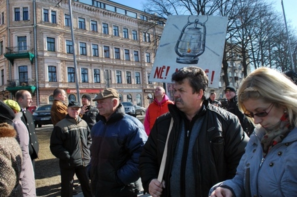 Vecrīgā 24. martā uz piketu ar mērķi iesniegt rezolūciju Prezidentam un Saeimai pulcējās ap 400 cilvēku, kuri protestēja pret pašreizējo valdības politiku, pret elektrības tarifu celšanu. Protestētāju pulkā bija arī baušķenieki.
Pie...
Autors: Uldis Varnevičs