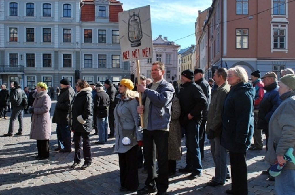 Vecrīgā 24. martā uz piketu ar mērķi iesniegt rezolūciju Prezidentam un Saeimai pulcējās ap 400 cilvēku, kuri protestēja pret pašreizējo valdības politiku, pret elektrības tarifu celšanu. Protestētāju pulkā bija arī baušķenieki.
Pie...
Autors: Uldis Varnevičs