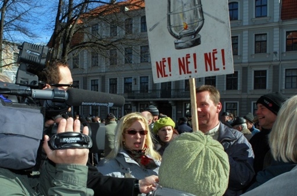Vecrīgā 24. martā uz piketu ar mērķi iesniegt rezolūciju Prezidentam un Saeimai pulcējās ap 400 cilvēku, kuri protestēja pret pašreizējo valdības politiku, pret elektrības tarifu celšanu. Protestētāju pulkā bija arī baušķenieki.
Pie...
Autors: Uldis Varnevičs