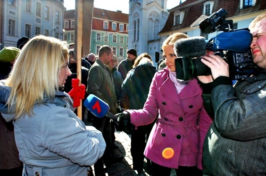 Vecrīgā 24. martā uz piketu ar mērķi iesniegt rezolūciju Prezidentam un Saeimai pulcējās ap 400 cilvēku, kuri protestēja pret pašreizējo valdības politiku, pret elektrības tarifu celšanu. Protestētāju pulkā bija arī baušķenieki.
Pie...
Autors: Uldis Varnevičs
