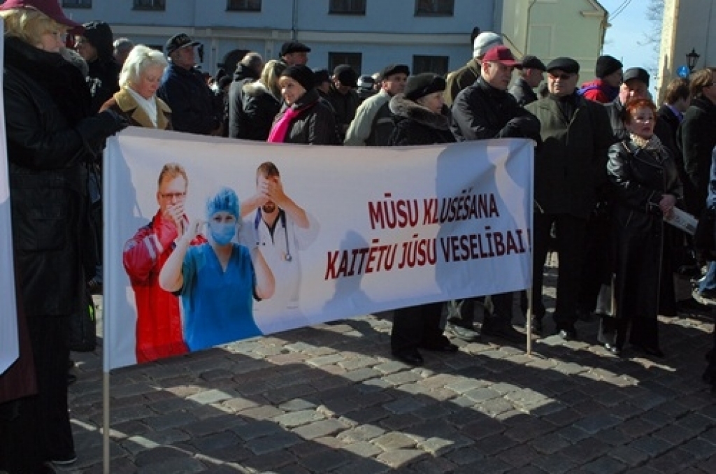 Vecrīgā 24. martā uz piketu ar mērķi iesniegt rezolūciju Prezidentam un Saeimai pulcējās ap 400 cilvēku, kuri protestēja pret pašreizējo valdības politiku, pret elektrības tarifu celšanu. Protestētāju pulkā bija arī baušķenieki.
Pie...
Autors: Uldis Varnevičs