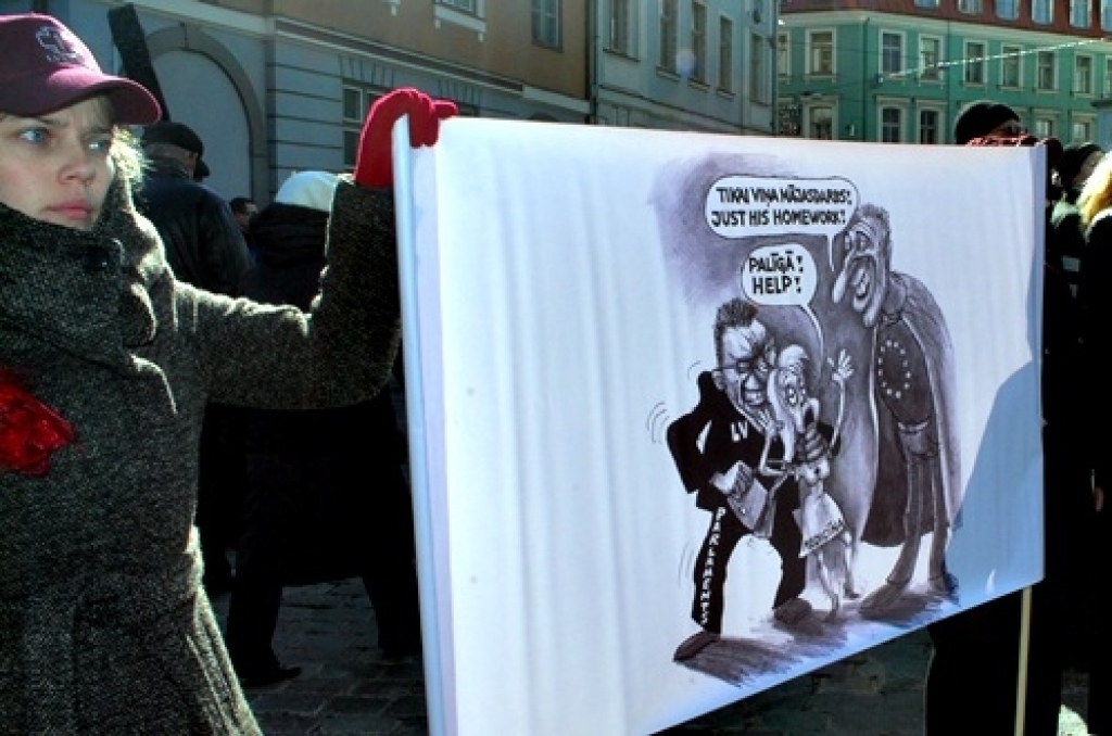 Vecrīgā 24. martā uz piketu ar mērķi iesniegt rezolūciju Prezidentam un Saeimai pulcējās ap 400 cilvēku, kuri protestēja pret pašreizējo valdības politiku, pret elektrības tarifu celšanu. Protestētāju pulkā bija arī baušķenieki.
Pie...
Autors: Uldis Varnevičs