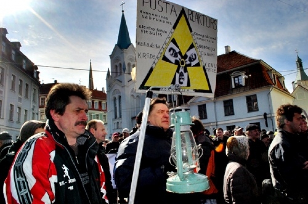 Vecrīgā 24. martā uz piketu ar mērķi iesniegt rezolūciju Prezidentam un Saeimai pulcējās ap 400 cilvēku, kuri protestēja pret pašreizējo valdības politiku, pret elektrības tarifu celšanu. Protestētāju pulkā bija arī baušķenieki.
Pie...
Autors: Uldis Varnevičs