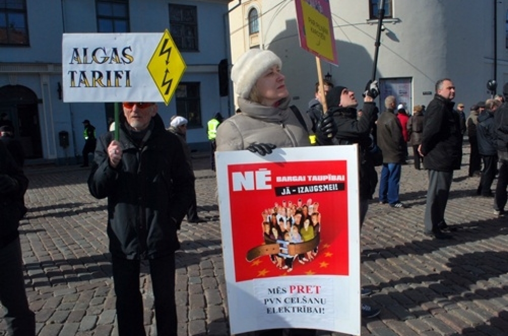 Vecrīgā 24. martā uz piketu ar mērķi iesniegt rezolūciju Prezidentam un Saeimai pulcējās ap 400 cilvēku, kuri protestēja pret pašreizējo valdības politiku, pret elektrības tarifu celšanu. Protestētāju pulkā bija arī baušķenieki.
Pie...
Autors: Uldis Varnevičs