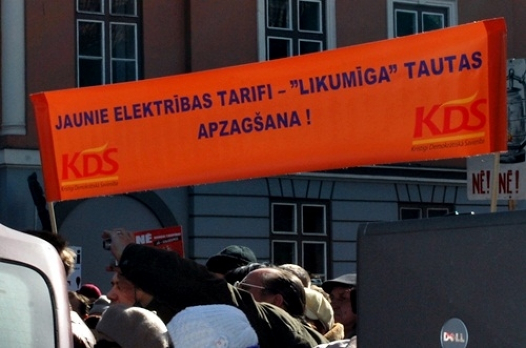 Vecrīgā 24. martā uz piketu ar mērķi iesniegt rezolūciju Prezidentam un Saeimai pulcējās ap 400 cilvēku, kuri protestēja pret pašreizējo valdības politiku, pret elektrības tarifu celšanu. Protestētāju pulkā bija arī baušķenieki.
Pie...
Autors: Uldis Varnevičs