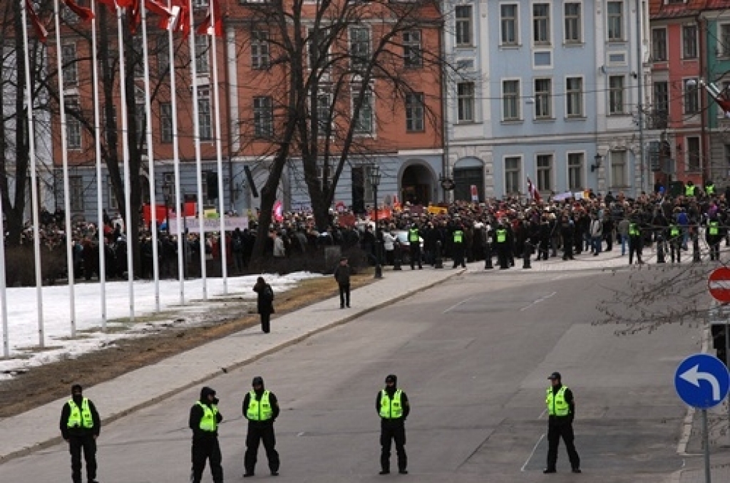 Vecrīgā 24. martā uz piketu ar mērķi iesniegt rezolūciju Prezidentam un Saeimai pulcējās ap 400 cilvēku, kuri protestēja pret pašreizējo valdības politiku, pret elektrības tarifu celšanu. Protestētāju pulkā bija arī baušķenieki.
Pie...
Autors: Uldis Varnevičs