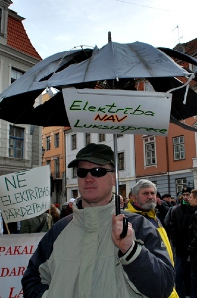 Vecrīgā 24. martā uz piketu ar mērķi iesniegt rezolūciju Prezidentam un Saeimai pulcējās ap 400 cilvēku, kuri protestēja pret pašreizējo valdības politiku, pret elektrības tarifu celšanu. Protestētāju pulkā bija arī baušķenieki.
Pie...
Autors: Uldis Varnevičs