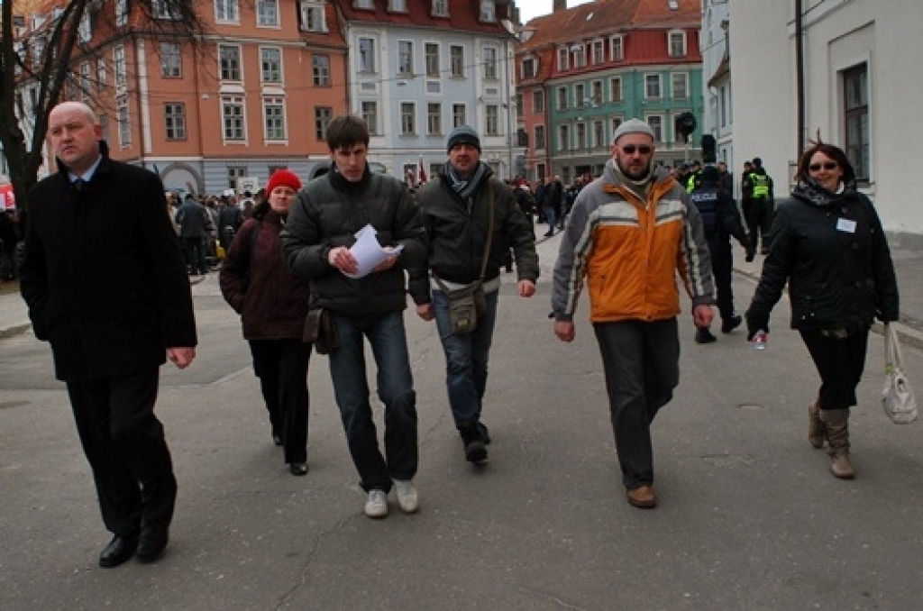 Vecrīgā 24. martā uz piketu ar mērķi iesniegt rezolūciju Prezidentam un Saeimai pulcējās ap 400 cilvēku, kuri protestēja pret pašreizējo valdības politiku, pret elektrības tarifu celšanu. Protestētāju pulkā bija arī baušķenieki.
Pie...
Autors: Uldis Varnevičs
