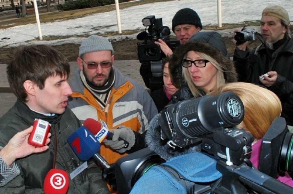 Vecrīgā 24. martā uz piketu ar mērķi iesniegt rezolūciju Prezidentam un Saeimai pulcējās ap 400 cilvēku, kuri protestēja pret pašreizējo valdības politiku, pret elektrības tarifu celšanu. Protestētāju pulkā bija arī baušķenieki.
Pie...
Autors: Uldis Varnevičs