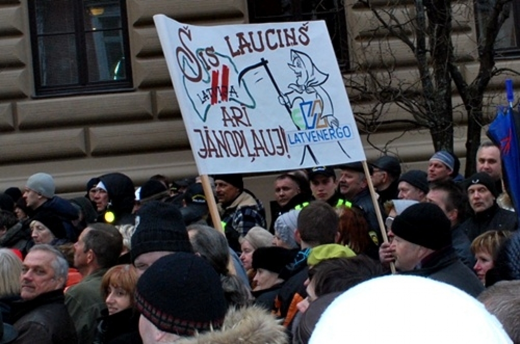 Vecrīgā 24. martā uz piketu ar mērķi iesniegt rezolūciju Prezidentam un Saeimai pulcējās ap 400 cilvēku, kuri protestēja pret pašreizējo valdības politiku, pret elektrības tarifu celšanu. Protestētāju pulkā bija arī baušķenieki.
Pie...
Autors: Uldis Varnevičs