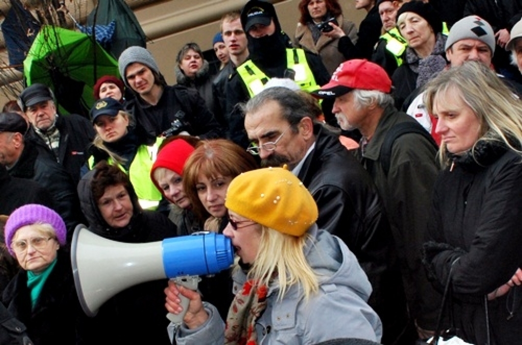 Vecrīgā 24. martā uz piketu ar mērķi iesniegt rezolūciju Prezidentam un Saeimai pulcējās ap 400 cilvēku, kuri protestēja pret pašreizējo valdības politiku, pret elektrības tarifu celšanu. Protestētāju pulkā bija arī baušķenieki.
Pie...
Autors: Uldis Varnevičs