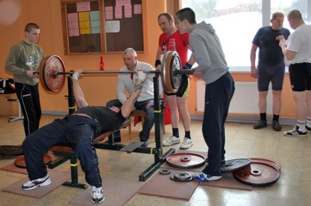 19. martā notika Bauskas novada pašvaldību otrās atklātās ziemas un pavasara sporta
spēles.
Sacensības notika individuālos sporta veidos – svara stieņa spiešana guļus, badmintons, zole, galda hokejs, galda teniss, novuss, šautriņu mešana,...
Autors: Uldis Varnevičs