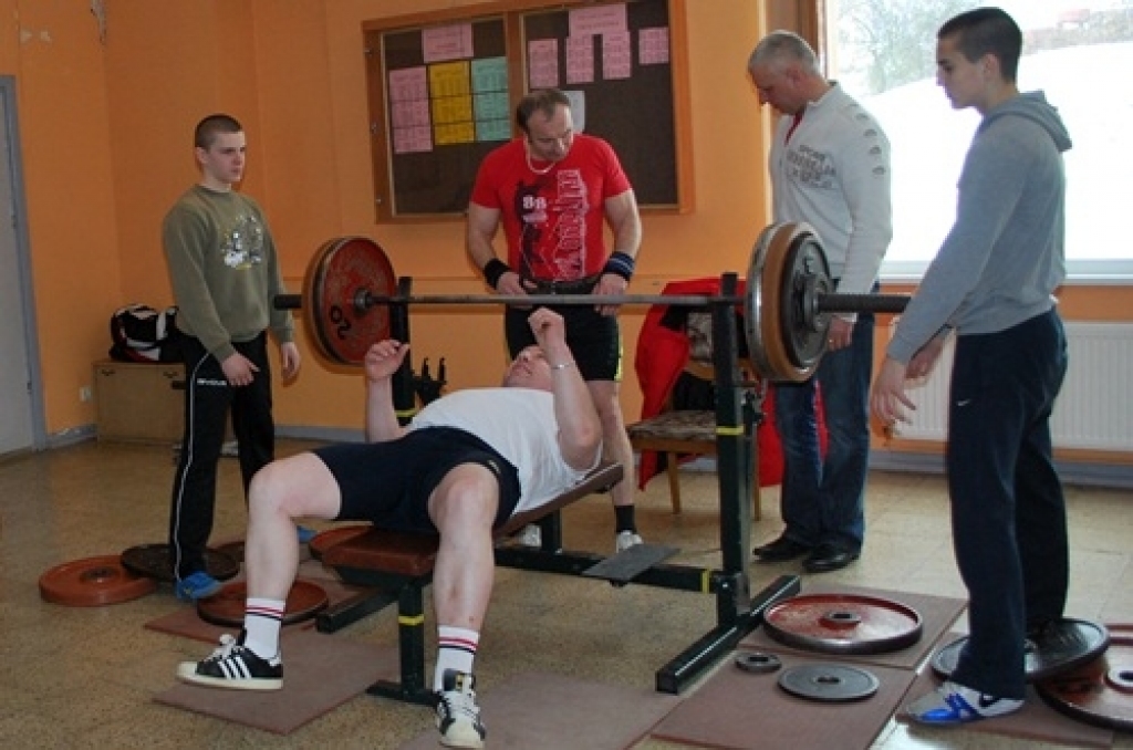 19. martā notika Bauskas novada pašvaldību otrās atklātās ziemas un pavasara sporta
spēles.
Sacensības notika individuālos sporta veidos – svara stieņa spiešana guļus, badmintons, zole, galda hokejs, galda teniss, novuss, šautriņu mešana,...
Autors: Uldis Varnevičs