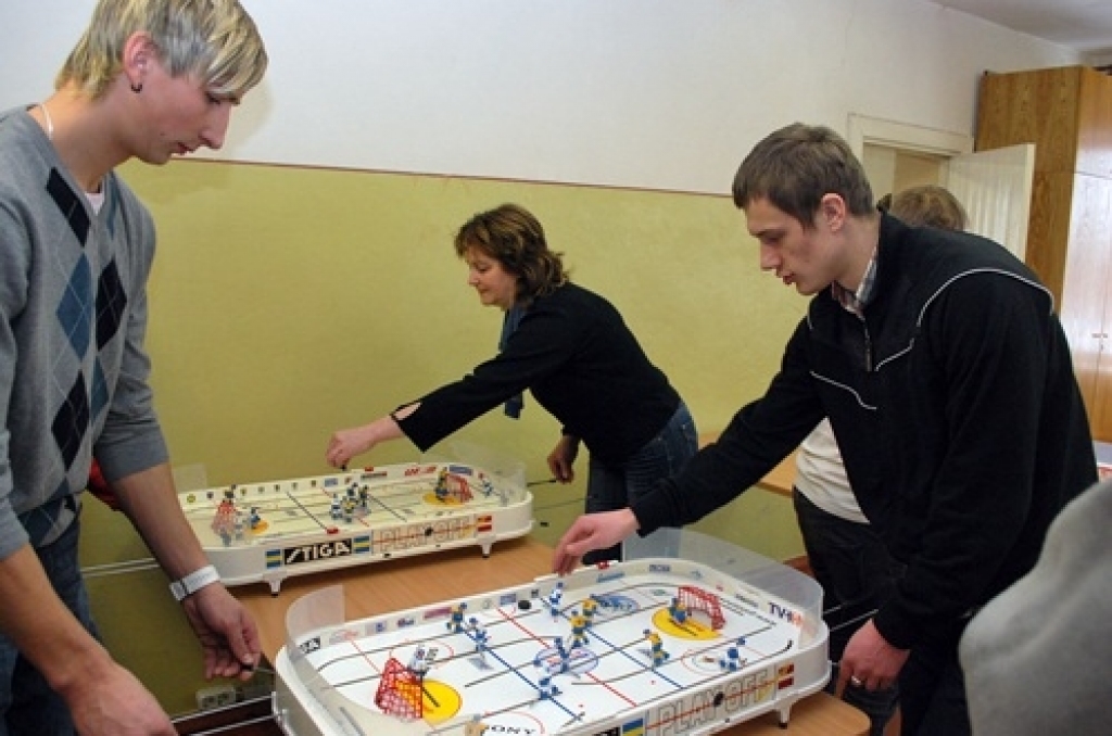 19. martā notika Bauskas novada pašvaldību otrās atklātās ziemas un pavasara sporta
spēles.
Sacensības notika individuālos sporta veidos – svara stieņa spiešana guļus, badmintons, zole, galda hokejs, galda teniss, novuss, šautriņu mešana,...
Autors: Uldis Varnevičs