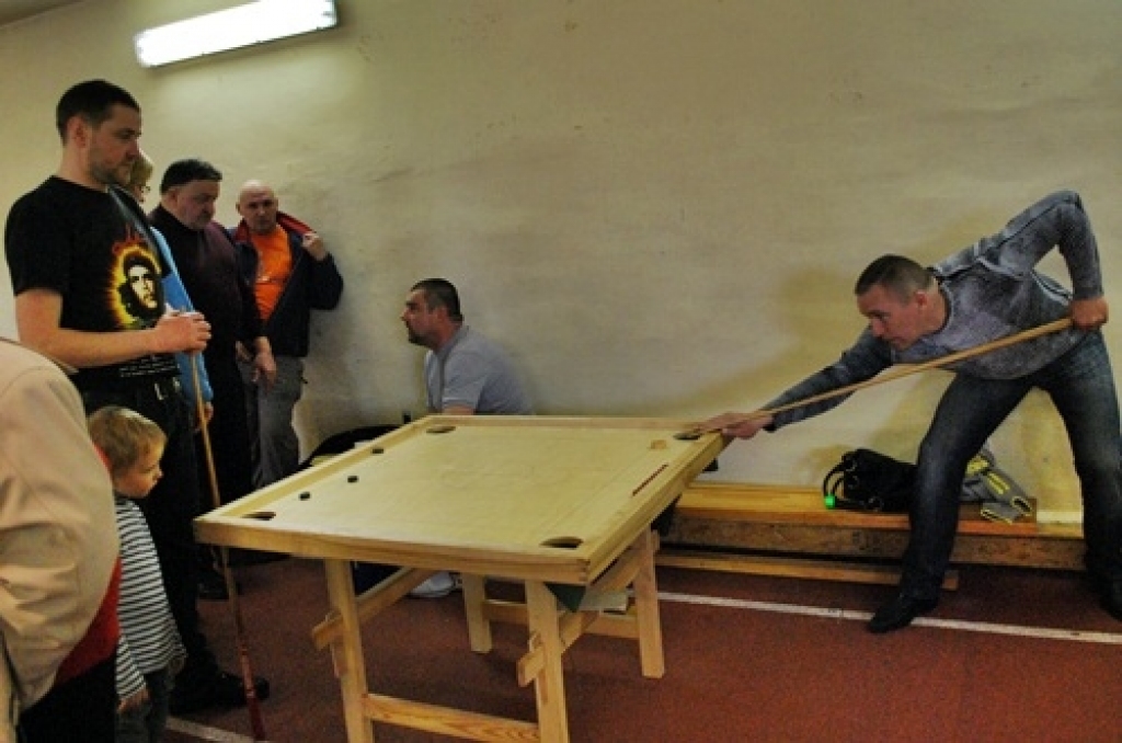 19. martā notika Bauskas novada pašvaldību otrās atklātās ziemas un pavasara sporta
spēles.
Sacensības notika individuālos sporta veidos – svara stieņa spiešana guļus, badmintons, zole, galda hokejs, galda teniss, novuss, šautriņu mešana,...
Autors: Uldis Varnevičs