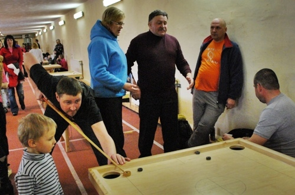 19. martā notika Bauskas novada pašvaldību otrās atklātās ziemas un pavasara sporta
spēles.
Sacensības notika individuālos sporta veidos – svara stieņa spiešana guļus, badmintons, zole, galda hokejs, galda teniss, novuss, šautriņu mešana,...
Autors: Uldis Varnevičs