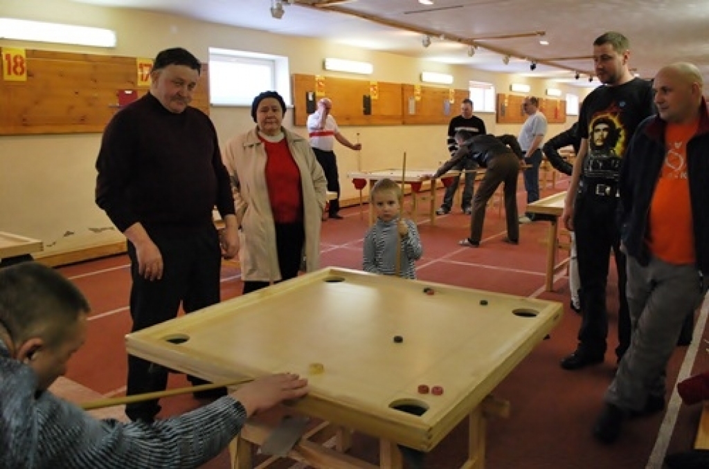 19. martā notika Bauskas novada pašvaldību otrās atklātās ziemas un pavasara sporta
spēles.
Sacensības notika individuālos sporta veidos – svara stieņa spiešana guļus, badmintons, zole, galda hokejs, galda teniss, novuss, šautriņu mešana,...
Autors: Uldis Varnevičs
