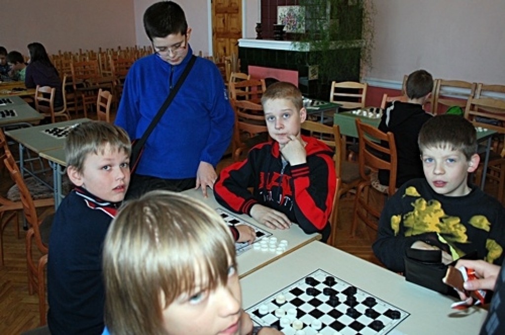 Ar Pilsrundāles vidusskolas meiteņu pārliecinošu uzvaru 16. martā noslēdzās Zemgales reģiona sporta spēles dambretē 1. – 5. klašu vecuma grupā.
Bauskas pamatskolā pulcējās deviņas zēnu un astoņas meiteņu komandas. Kopā piedalījās 37 zēni...
Autors: Uldis Varnevičs