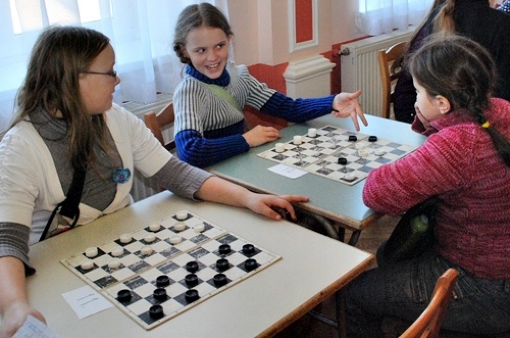 Ar Pilsrundāles vidusskolas meiteņu pārliecinošu uzvaru 16. martā noslēdzās Zemgales reģiona sporta spēles dambretē 1. – 5. klašu vecuma grupā.
Bauskas pamatskolā pulcējās deviņas zēnu un astoņas meiteņu komandas. Kopā piedalījās 37 zēni...
Autors: Uldis Varnevičs