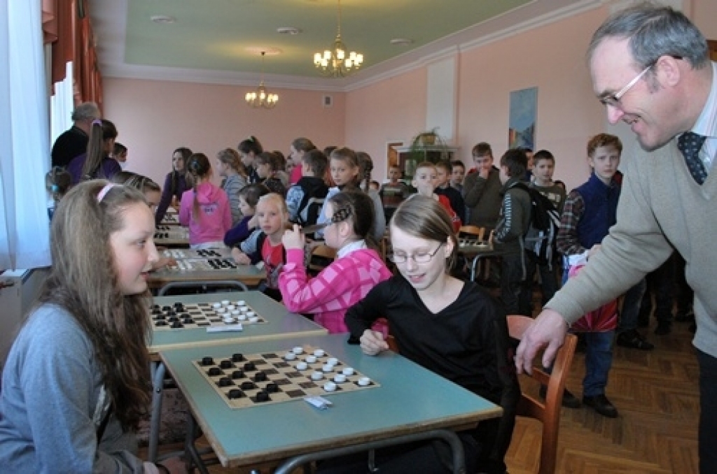 Ar Pilsrundāles vidusskolas meiteņu pārliecinošu uzvaru 16. martā noslēdzās Zemgales reģiona sporta spēles dambretē 1. – 5. klašu vecuma grupā.
Bauskas pamatskolā pulcējās deviņas zēnu un astoņas meiteņu komandas. Kopā piedalījās 37 zēni...
Autors: Uldis Varnevičs