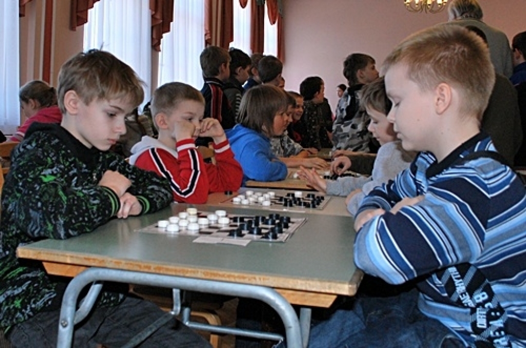 Ar Pilsrundāles vidusskolas meiteņu pārliecinošu uzvaru 16. martā noslēdzās Zemgales reģiona sporta spēles dambretē 1. – 5. klašu vecuma grupā.
Bauskas pamatskolā pulcējās deviņas zēnu un astoņas meiteņu komandas. Kopā piedalījās 37 zēni...
Autors: Uldis Varnevičs