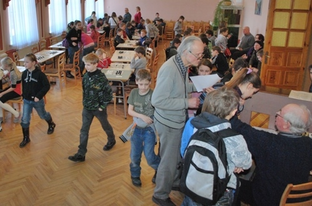 Ar Pilsrundāles vidusskolas meiteņu pārliecinošu uzvaru 16. martā noslēdzās Zemgales reģiona sporta spēles dambretē 1. – 5. klašu vecuma grupā.
Bauskas pamatskolā pulcējās deviņas zēnu un astoņas meiteņu komandas. Kopā piedalījās 37 zēni...
Autors: Uldis Varnevičs