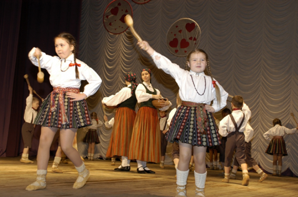 Bauskas un Rundāles novadu izglītības iestāžu 34 tautas deju kopas 17. martā pulcējās uz deju skati Īslīces kultūras namā. Deju skates norisi varat vērot fotoattēlos.
Autors: Ivars Bogdanovs
