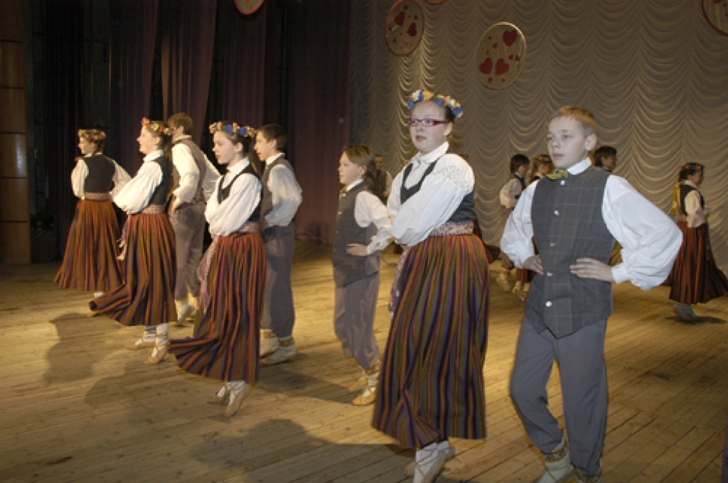 Bauskas un Rundāles novadu izglītības iestāžu 34 tautas deju kopas 17. martā pulcējās uz deju skati Īslīces kultūras namā. Deju skates norisi varat vērot fotoattēlos.
Autors: Ivars Bogdanovs