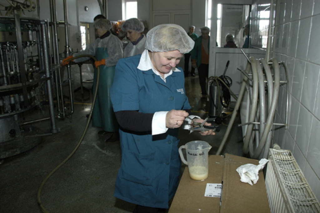 Jauna, Bauskā tapuša produkta – «Bauskas kvass» – pirmās pudeles pa konveijeru aizslīdēja 17. martā plkst. 13. Ražotnē «Bauskas alus» meistari, tehnologi un iekārtu apkalpotāji šo notikumu uzņēma ar aplausiem. 
Autors: Ivars Bogdanovs
