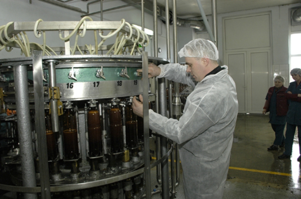 Jauna, Bauskā tapuša produkta – «Bauskas kvass» – pirmās pudeles pa konveijeru aizslīdēja 17. martā plkst. 13. Ražotnē «Bauskas alus» meistari, tehnologi un iekārtu apkalpotāji šo notikumu uzņēma ar aplausiem.
Autors: Ivars Bogdanovs