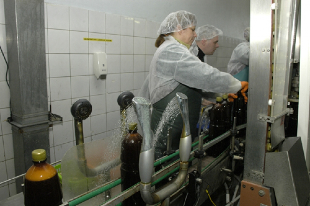 Jauna, Bauskā tapuša produkta – «Bauskas kvass» – pirmās pudeles pa konveijeru aizslīdēja 17. martā plkst. 13. Ražotnē «Bauskas alus» meistari, tehnologi un iekārtu apkalpotāji šo notikumu uzņēma ar aplausiem.
Autors: Ivars Bogdanovs