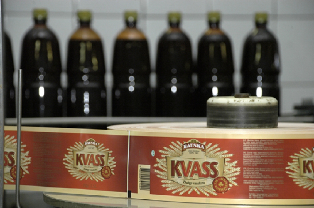 Jauna, Bauskā tapuša produkta – «Bauskas kvass» – pirmās pudeles pa konveijeru aizslīdēja 17. martā plkst. 13. Ražotnē «Bauskas alus» meistari, tehnologi un iekārtu apkalpotāji šo notikumu uzņēma ar aplausiem.
Autors: Ivars Bogdanovs