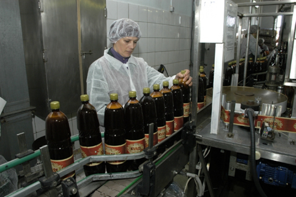 Jauna, Bauskā tapuša produkta – «Bauskas kvass» – pirmās pudeles pa konveijeru aizslīdēja 17. martā plkst. 13. Ražotnē «Bauskas alus» meistari, tehnologi un iekārtu apkalpotāji šo notikumu uzņēma ar aplausiem.
Autors: Ivars Bogdanovs