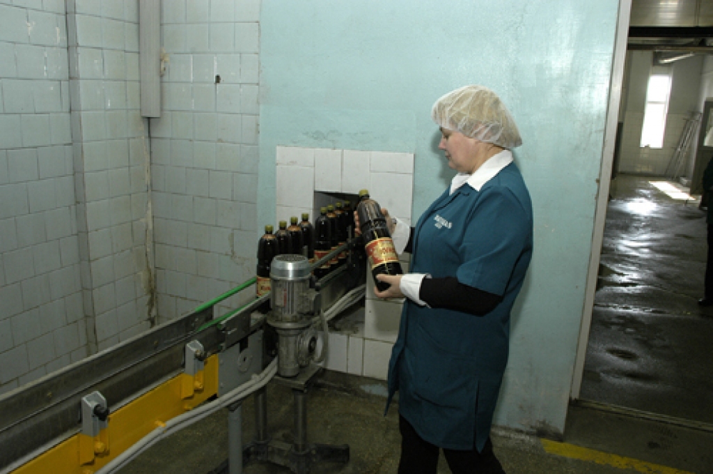 Jauna, Bauskā tapuša produkta – «Bauskas kvass» – pirmās pudeles pa konveijeru aizslīdēja 17. martā plkst. 13. Ražotnē «Bauskas alus» meistari, tehnologi un iekārtu apkalpotāji šo notikumu uzņēma ar aplausiem.
Autors: Ivars Bogdanovs