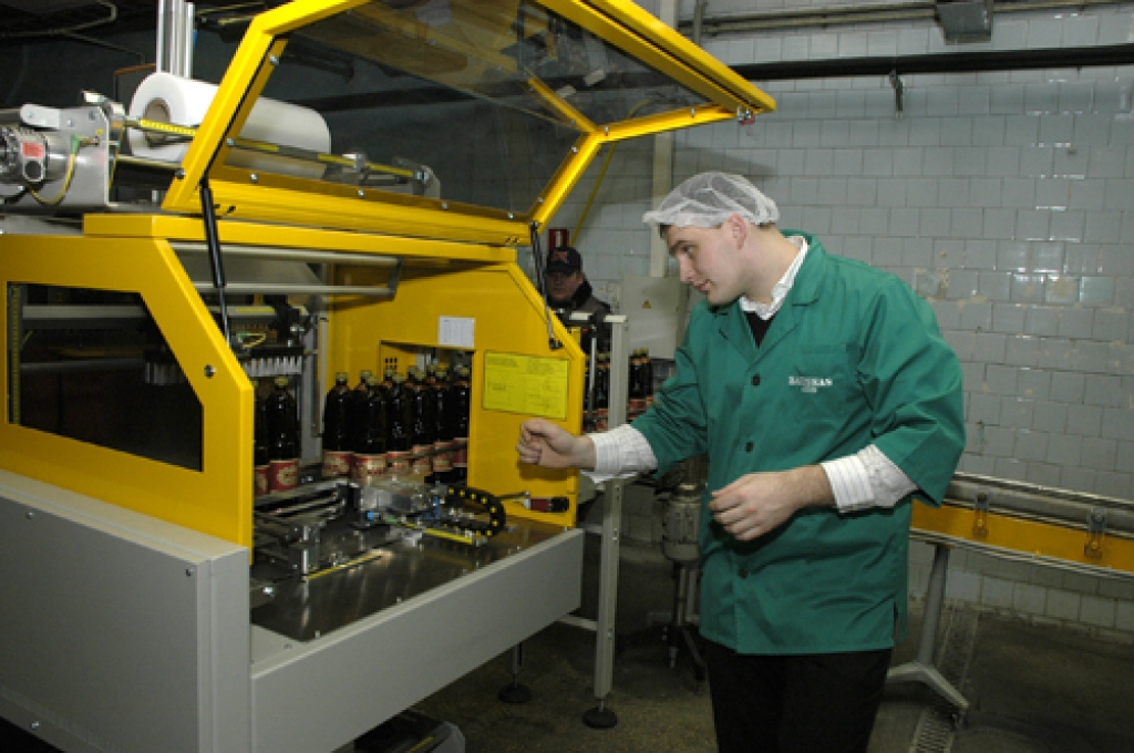 Jauna, Bauskā tapuša produkta – «Bauskas kvass» – pirmās pudeles pa konveijeru aizslīdēja 17. martā plkst. 13. Ražotnē «Bauskas alus» meistari, tehnologi un iekārtu apkalpotāji šo notikumu uzņēma ar aplausiem.
Autors: Ivars Bogdanovs